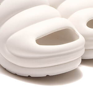 UGG×アトモス“ぷっくり”フォルムの新作サンダル、約7.6cmのウェッジヒール&快適な履き心地|写真24