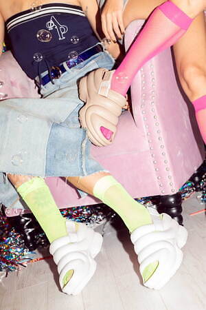 UGG×アトモス“ぷっくり”フォルムの新作サンダル、約7.6cmのウェッジヒール&快適な履き心地|写真81