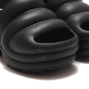 UGG×アトモス“ぷっくり”フォルムの新作サンダル、約7.6cmのウェッジヒール&快適な履き心地|写真14