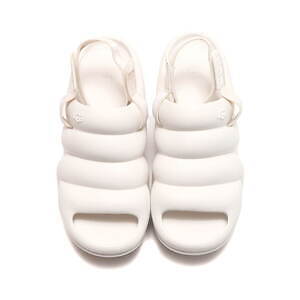 UGG×アトモス“ぷっくり”フォルムの新作サンダル、約7.6cmのウェッジヒール&快適な履き心地|写真22