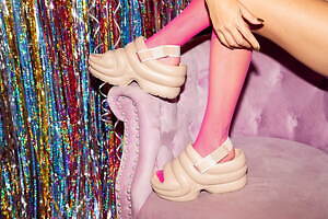 UGG×アトモス“ぷっくり”フォルムの新作サンダル、約7.6cmのウェッジヒール&快適な履き心地|写真78