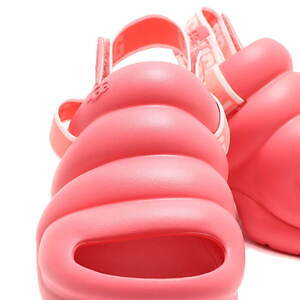 UGG×アトモス“ぷっくり”フォルムの新作サンダル、約7.6cmのウェッジヒール&快適な履き心地|写真39