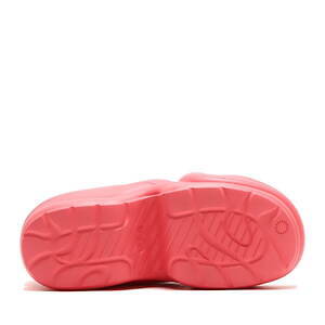 UGG×アトモス“ぷっくり”フォルムの新作サンダル、約7.6cmのウェッジヒール&快適な履き心地|写真35