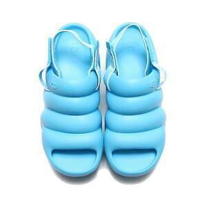 UGG×アトモス“ぷっくり”フォルムの新作サンダル、約7.6cmのウェッジヒール&快適な履き心地|写真2