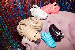 UGG×アトモス“ぷっくり”フォルムの新作サンダル、約7.6cmのウェッジヒール&快適な履き心地|写真83