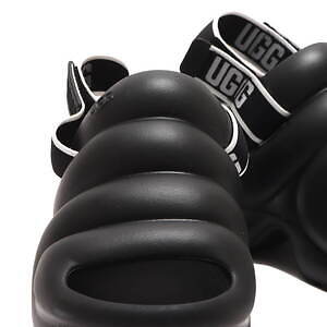 UGG×アトモス“ぷっくり”フォルムの新作サンダル、約7.6cmのウェッジヒール&快適な履き心地|写真15