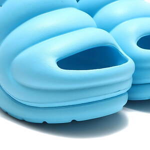 UGG×アトモス“ぷっくり”フォルムの新作サンダル、約7.6cmのウェッジヒール&快適な履き心地|写真4