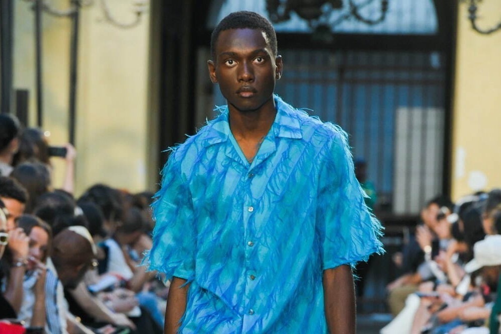 ターク、ヴィヴィッドカラーのフリンジシャツ＆ハーフパンツや花柄シースルーシャツ