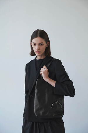 ディスコード ヨウジヤマモト新作、ギャバジン仕様の巾着バッグ&“口金ポケット付きトートなど｜写真13