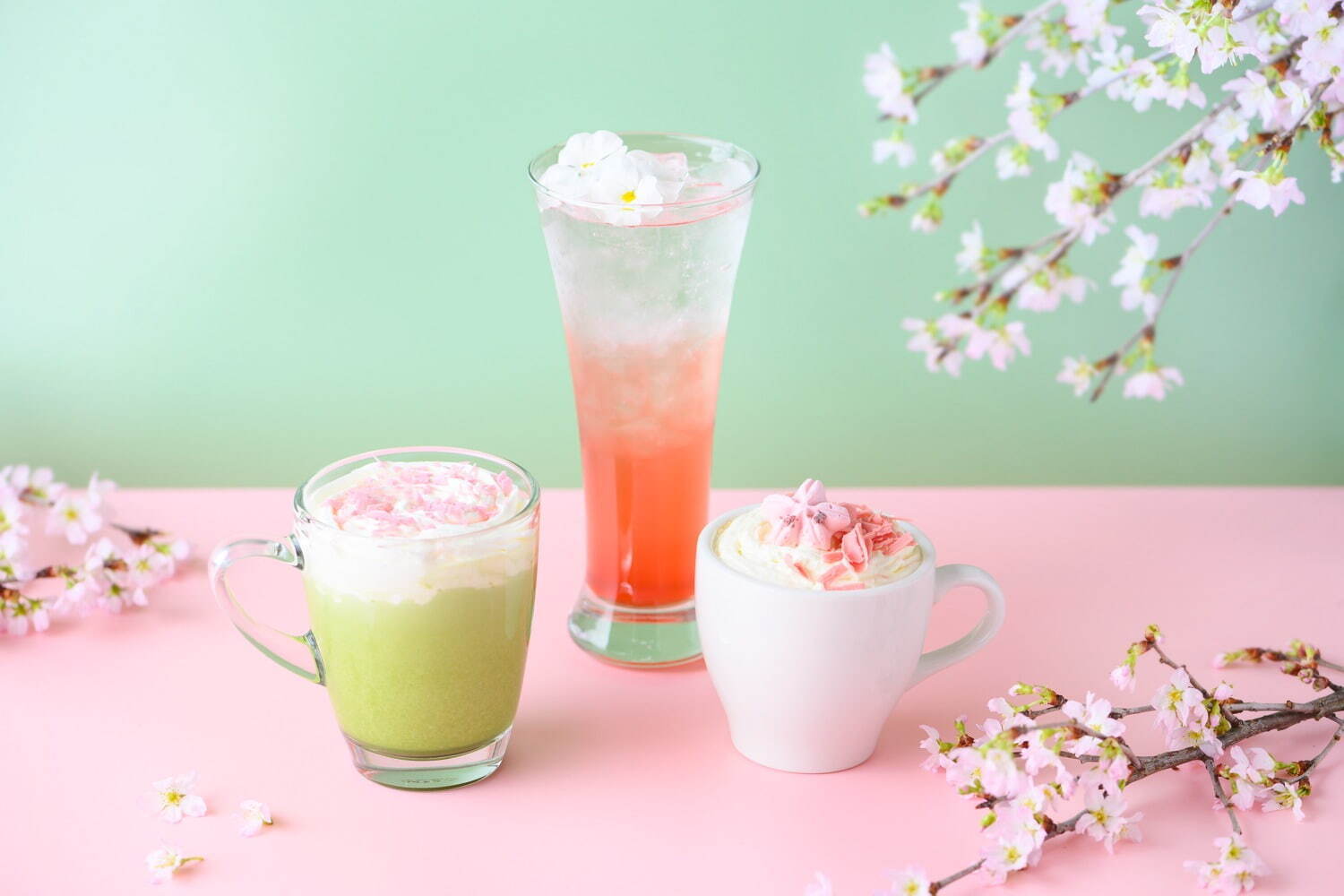 左から)
「抹茶ホワイトモカ(HOT)」990円
「ライチ ブロッサム(ICE)」990円
「ストロベリー ティー ラテ(HOT)」990円