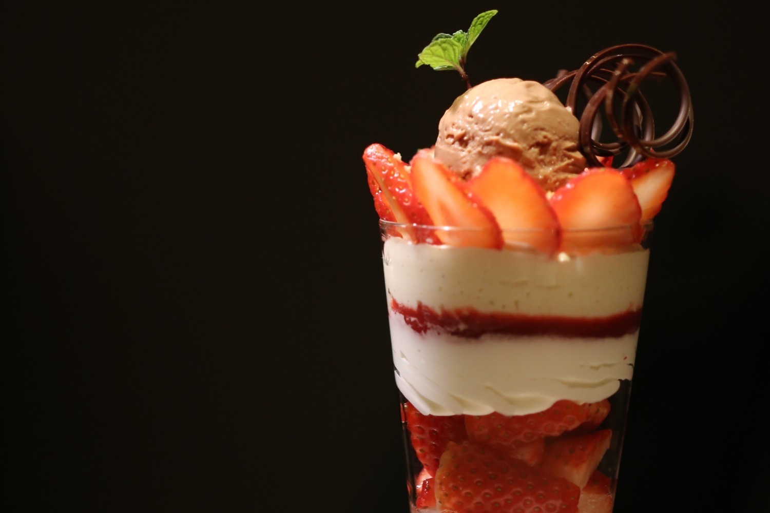 インターコンチネンタル横浜 Pier 8“苺尽くし”の新作パフェ、チョコアイスを添えて