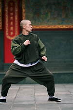 ヨシオクボ 2023-24年秋冬コレクション - 中国の伝統衣装に立ち返って｜写真2