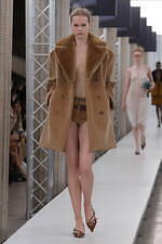 ミュウミュウ 2023-24年秋冬コレクション、“焦点と解釈”を揺るがすデザインの追求｜写真4