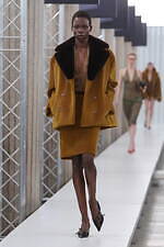 ミュウミュウ 2023-24年秋冬コレクション、“焦点と解釈”を揺るがすデザインの追求｜写真6