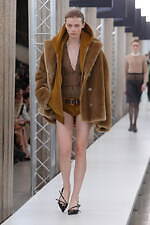 ミュウミュウ 2023-24年秋冬コレクション、“焦点と解釈”を揺るがすデザインの追求｜写真8