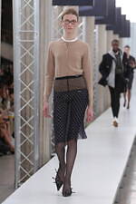 ミュウミュウ 2023-24年秋冬コレクション、“焦点と解釈”を揺るがすデザインの追求｜写真9