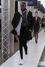 ミュウミュウ 2023-24年秋冬コレクション、“焦点と解釈”を揺るがすデザインの追求｜写真10