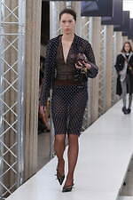 ミュウミュウ 2023-24年秋冬コレクション、“焦点と解釈”を揺るがすデザインの追求｜写真11