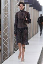 ミュウミュウ 2023-24年秋冬コレクション、“焦点と解釈”を揺るがすデザインの追求｜写真13