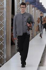 ミュウミュウ 2023-24年秋冬コレクション、“焦点と解釈”を揺るがすデザインの追求｜写真18