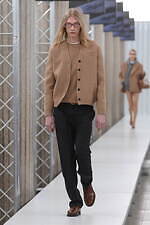 ミュウミュウ 2023-24年秋冬コレクション、“焦点と解釈”を揺るがすデザインの追求｜写真20