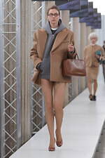 ミュウミュウ 2023-24年秋冬コレクション、“焦点と解釈”を揺るがすデザインの追求｜写真21