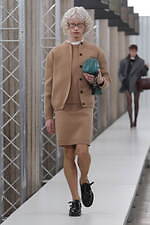 ミュウミュウ 2023-24年秋冬コレクション、“焦点と解釈”を揺るがすデザインの追求｜写真22