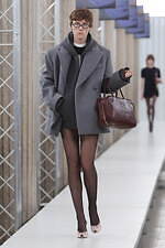 ミュウミュウ 2023-24年秋冬コレクション、“焦点と解釈”を揺るがすデザインの追求｜写真23