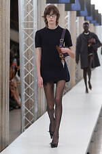 ミュウミュウ 2023-24年秋冬コレクション、“焦点と解釈”を揺るがすデザインの追求｜写真24