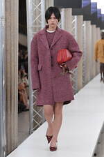 ミュウミュウ 2023-24年秋冬コレクション、“焦点と解釈”を揺るがすデザインの追求｜写真27