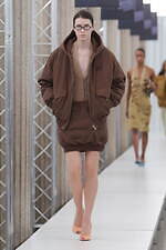 ミュウミュウ 2023-24年秋冬コレクション、“焦点と解釈”を揺るがすデザインの追求｜写真30