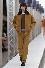 ミュウミュウ 2023-24年秋冬コレクション、“焦点と解釈”を揺るがすデザインの追求｜写真34