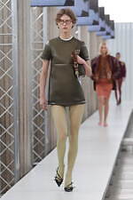 ミュウミュウ 2023-24年秋冬コレクション、“焦点と解釈”を揺るがすデザインの追求｜写真37