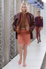 ミュウミュウ 2023-24年秋冬コレクション、“焦点と解釈”を揺るがすデザインの追求｜写真38