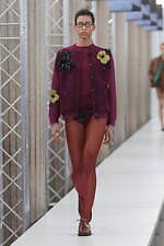 ミュウミュウ 2023-24年秋冬コレクション、“焦点と解釈”を揺るがすデザインの追求｜写真39