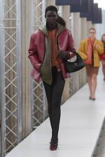 ミュウミュウ 2023-24年秋冬コレクション、“焦点と解釈”を揺るがすデザインの追求｜写真44