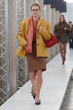 ミュウミュウ 2023-24年秋冬コレクション、“焦点と解釈”を揺るがすデザインの追求｜写真45