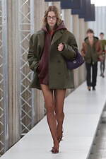 ミュウミュウ 2023-24年秋冬コレクション、“焦点と解釈”を揺るがすデザインの追求｜写真46