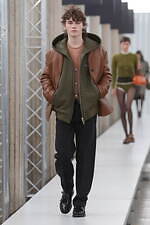 ミュウミュウ 2023-24年秋冬コレクション、“焦点と解釈”を揺るがすデザインの追求｜写真47