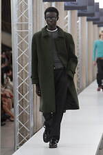 ミュウミュウ 2023-24年秋冬コレクション、“焦点と解釈”を揺るがすデザインの追求｜写真53