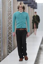 ミュウミュウ 2023-24年秋冬コレクション、“焦点と解釈”を揺るがすデザインの追求｜写真54