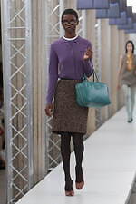 ミュウミュウ 2023-24年秋冬コレクション、“焦点と解釈”を揺るがすデザインの追求｜写真56