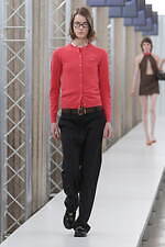 ミュウミュウ 2023-24年秋冬コレクション、“焦点と解釈”を揺るがすデザインの追求｜写真59