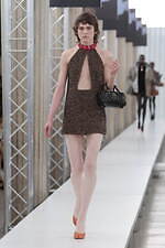 ミュウミュウ 2023-24年秋冬コレクション、“焦点と解釈”を揺るがすデザインの追求｜写真60