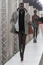 ミュウミュウ 2023-24年秋冬コレクション、“焦点と解釈”を揺るがすデザインの追求｜写真61