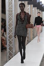 ミュウミュウ 2023-24年秋冬コレクション、“焦点と解釈”を揺るがすデザインの追求｜写真62