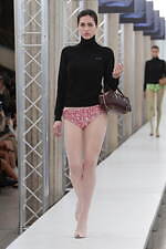 ミュウミュウ 2023-24年秋冬コレクション、“焦点と解釈”を揺るがすデザインの追求｜写真63