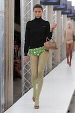 ミュウミュウ 2023-24年秋冬コレクション、“焦点と解釈”を揺るがすデザインの追求｜写真64