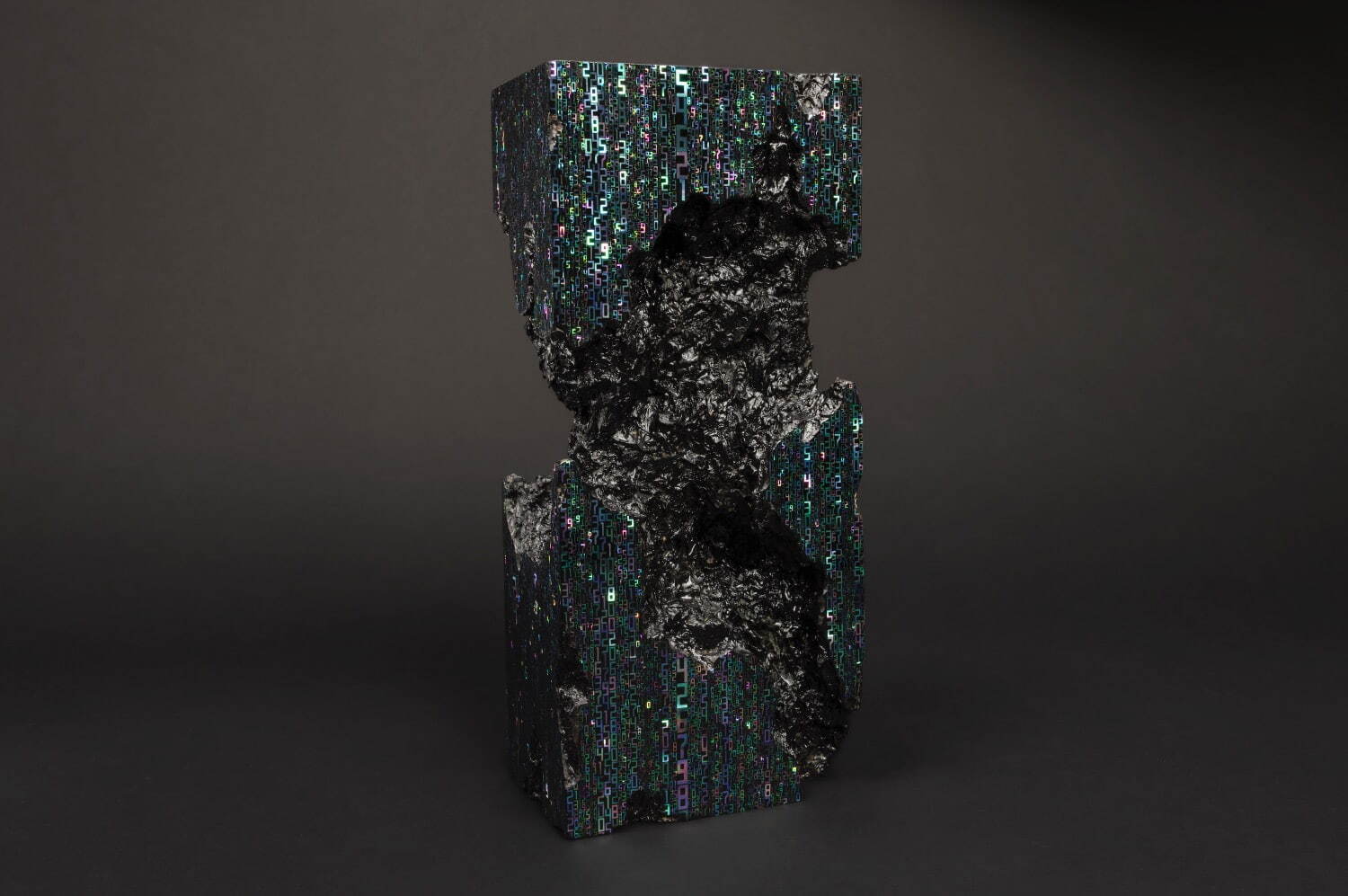 池田晃将 《Error ：Brick》 2020年
H23.7×W10.6×D6.7cm　漆、鮑貝、夜光貝／木曽檜　個人蔵