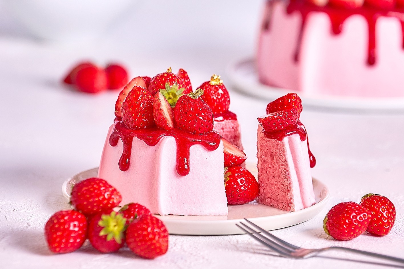 シフォンケーキ｜「マーサー ビス」春限定“あまおう苺”シフォンケーキ、ふわもち生地＆クリームに苺をたっぷり
